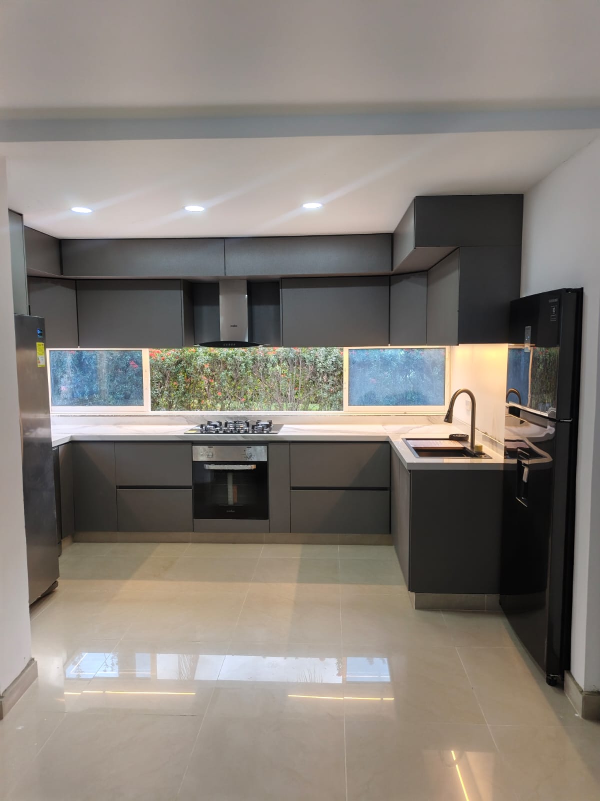 Cocina en gris mate con ventanal