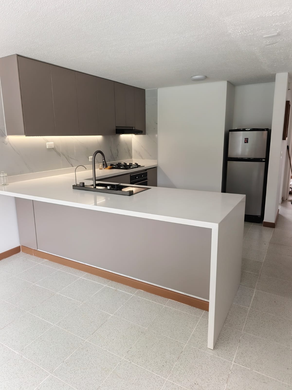 Cocina con isla en cascada