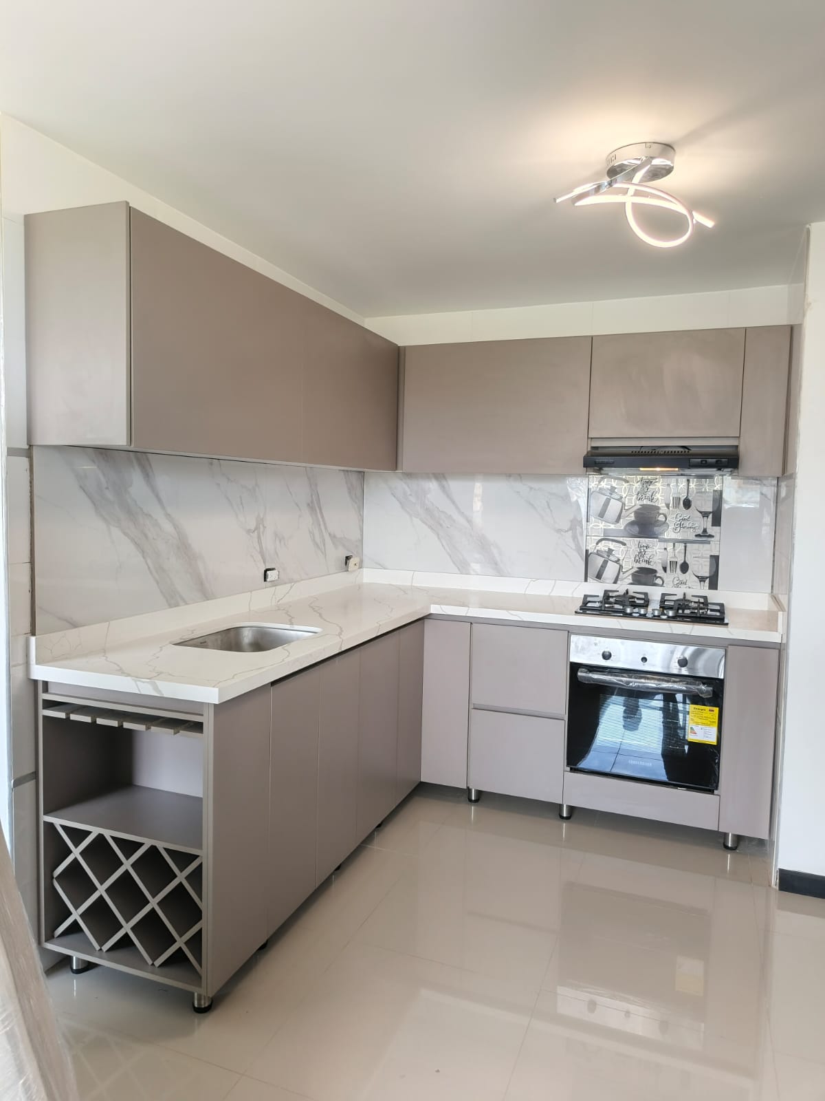 Cocina en L con cava de copas