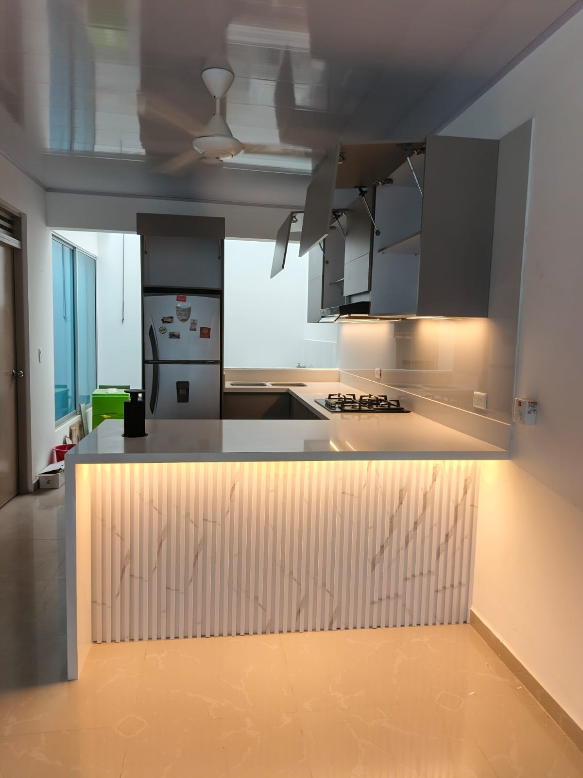 Cocina con barra iluminada
