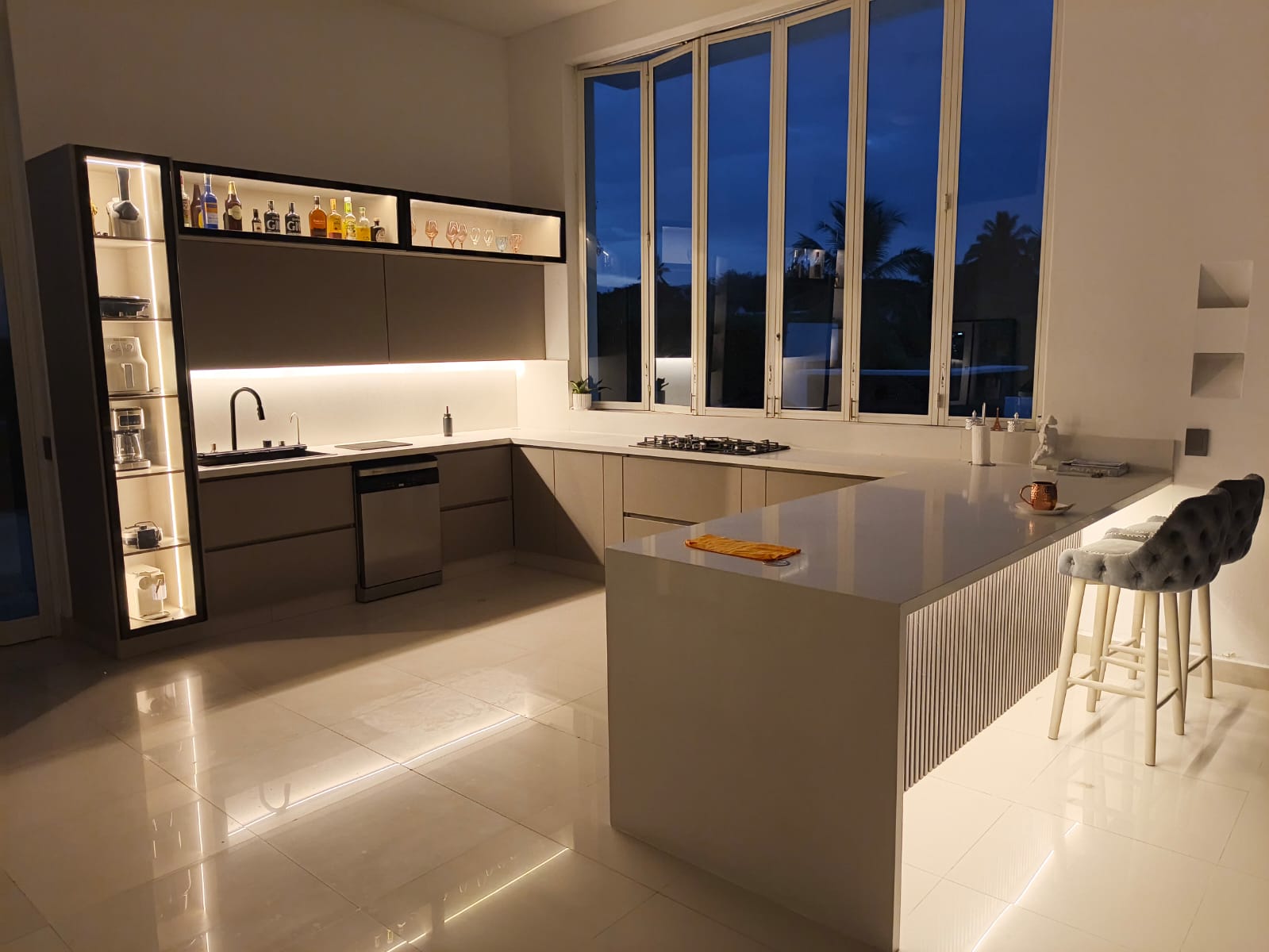 Cocina con isla texturizada