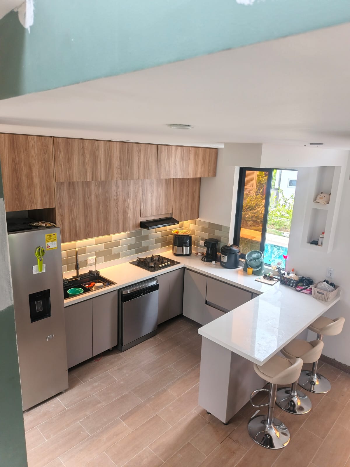 Cocina en L con vista exterior