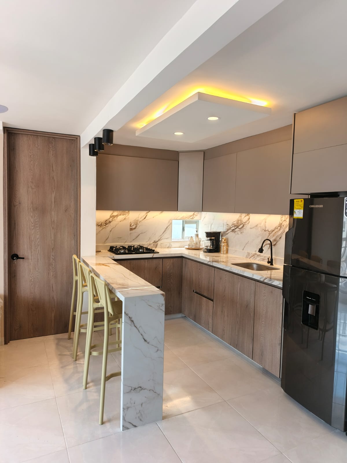 Cocina con mesón en cascada
